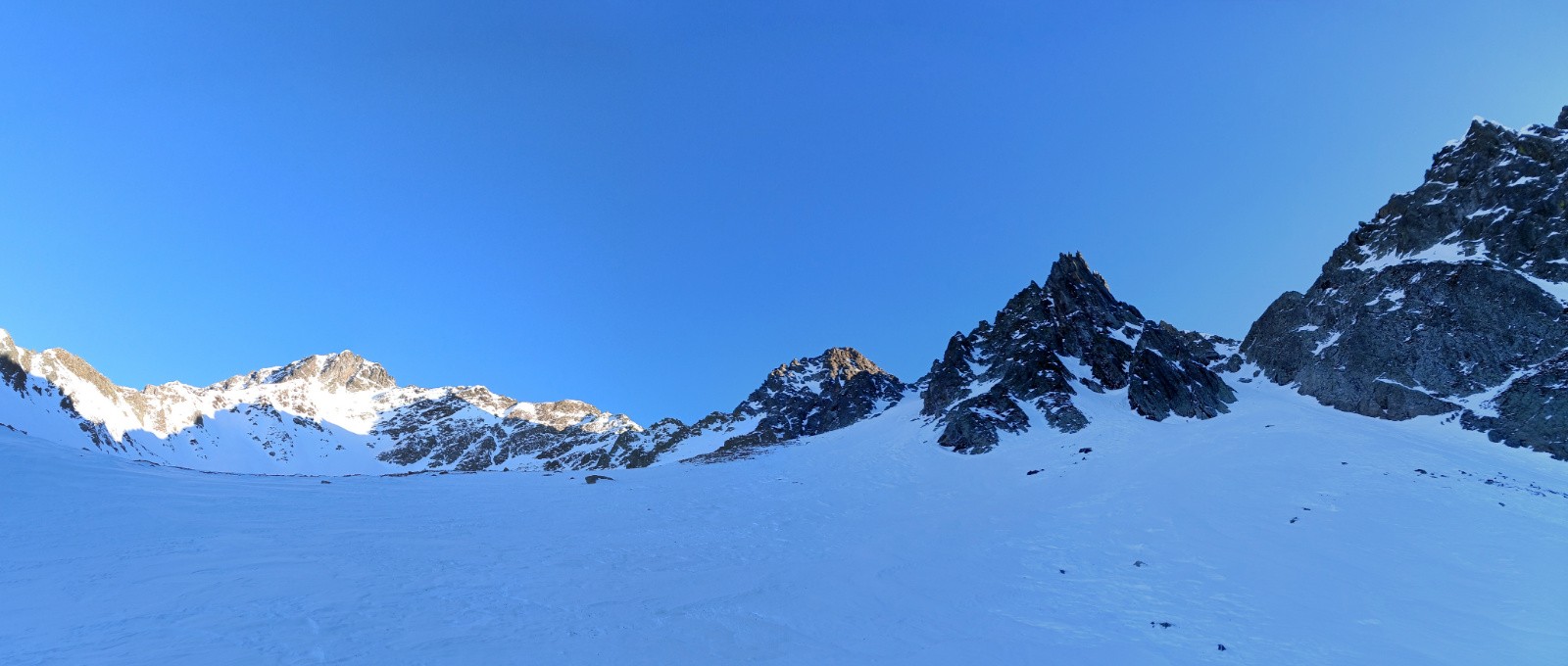 Vallon de l'Echine, Couloir d'accès au vallon de la Jas à droite, Coiro à gauche&nbsp;