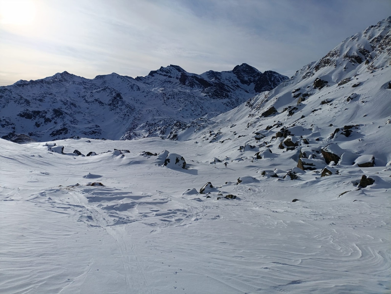 Desncete versnat nord du col blanchet, le passage au col longet se fait au fond à droite de l'image