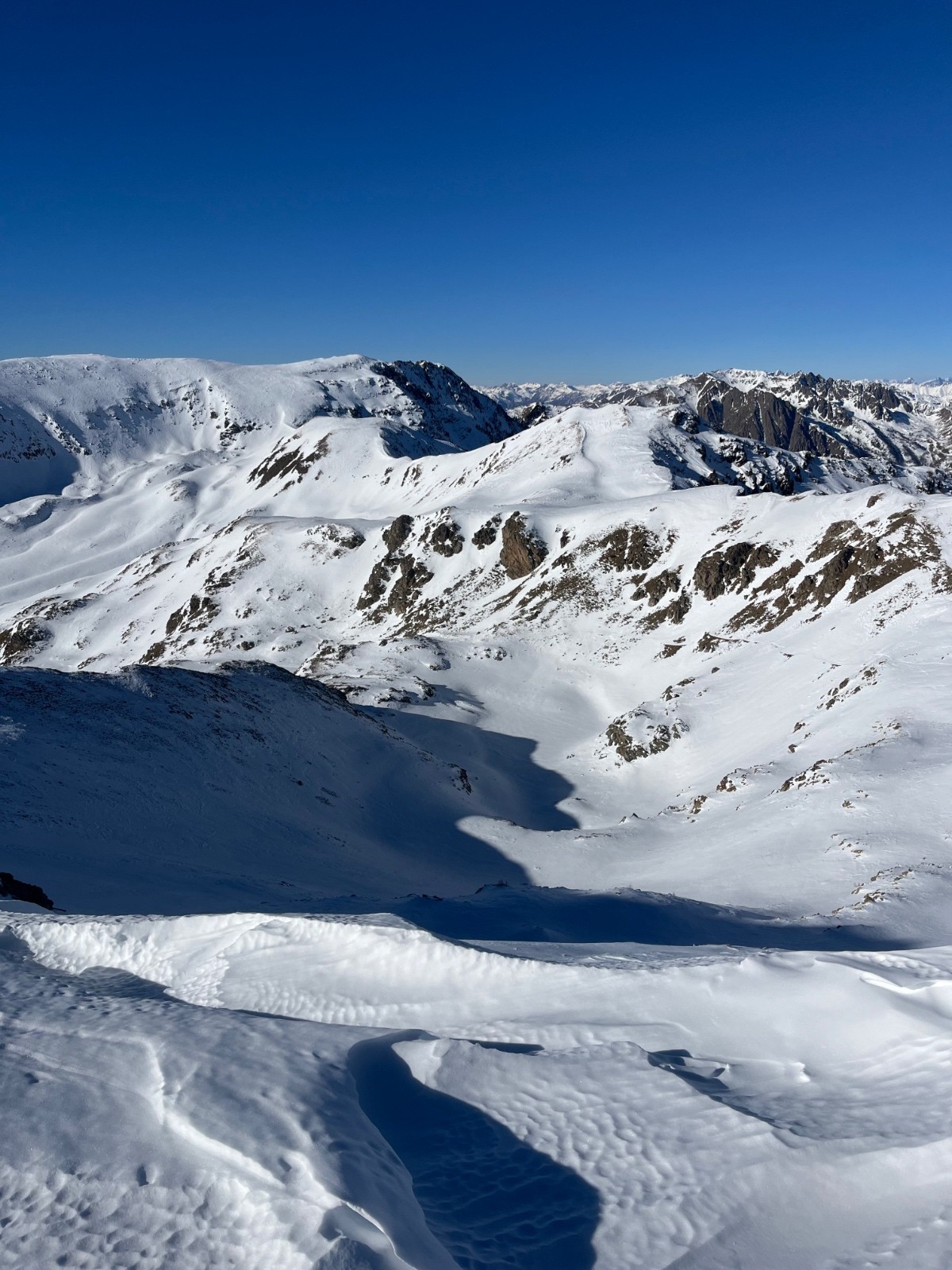 &nbsp;La descente vu d’en haut avec au deuxième plan le vallon des millefonts&nbsp;
