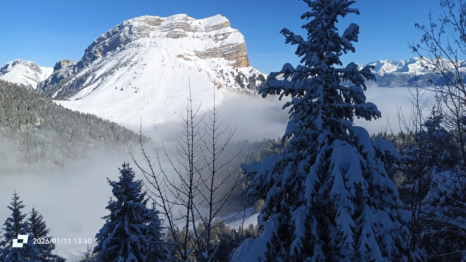 En face, ils installent une station je crois bien !&nbsp; 