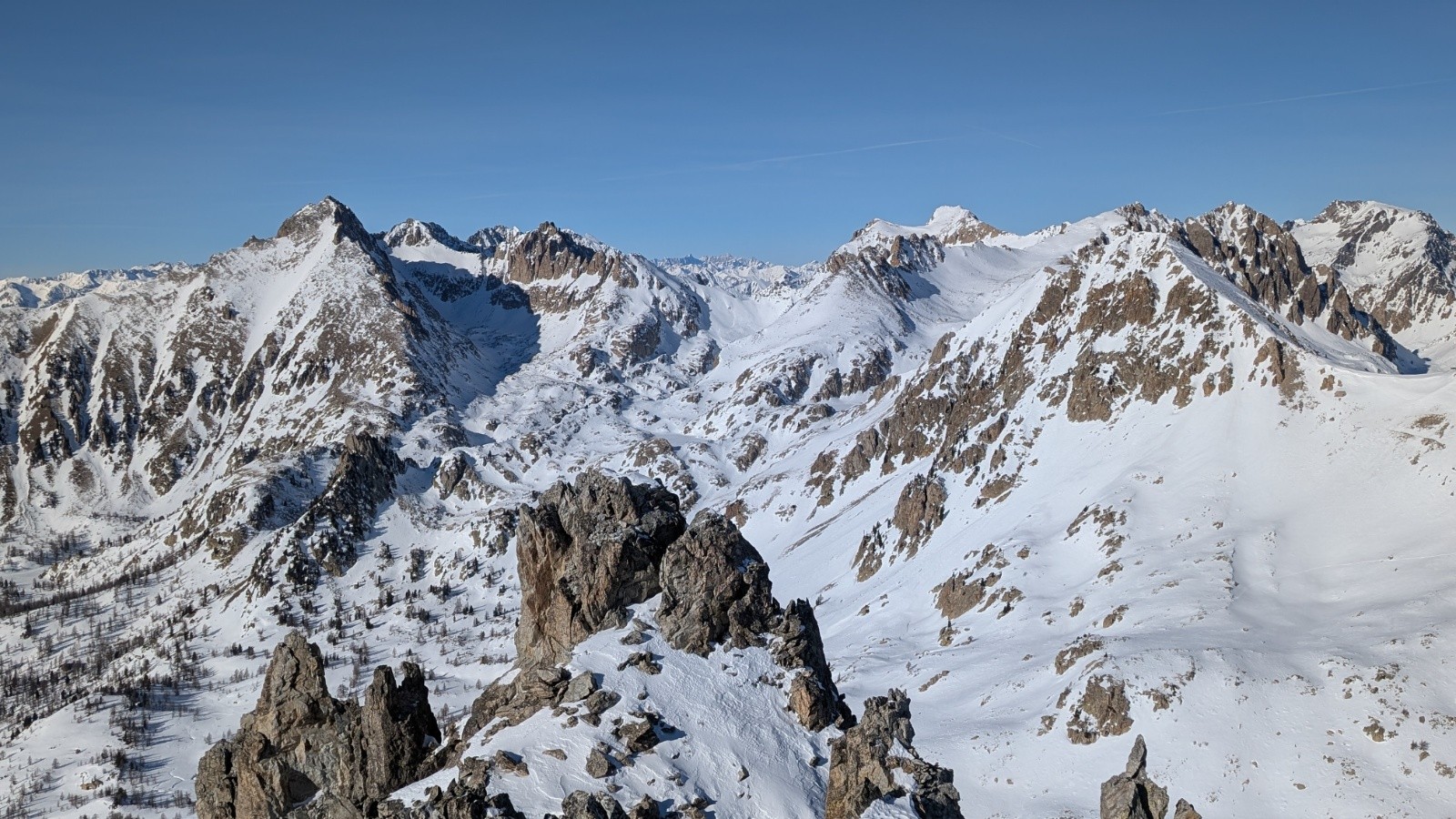 Depuis la cime de Rogué, le Giegn à gauche et le Malinvern à droite&nbsp;