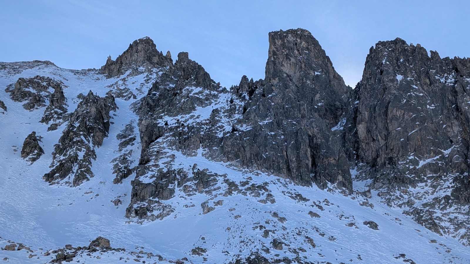 &nbsp;Couloirs de la cime de Rogué, faudra revenir avec un peu plus de neige