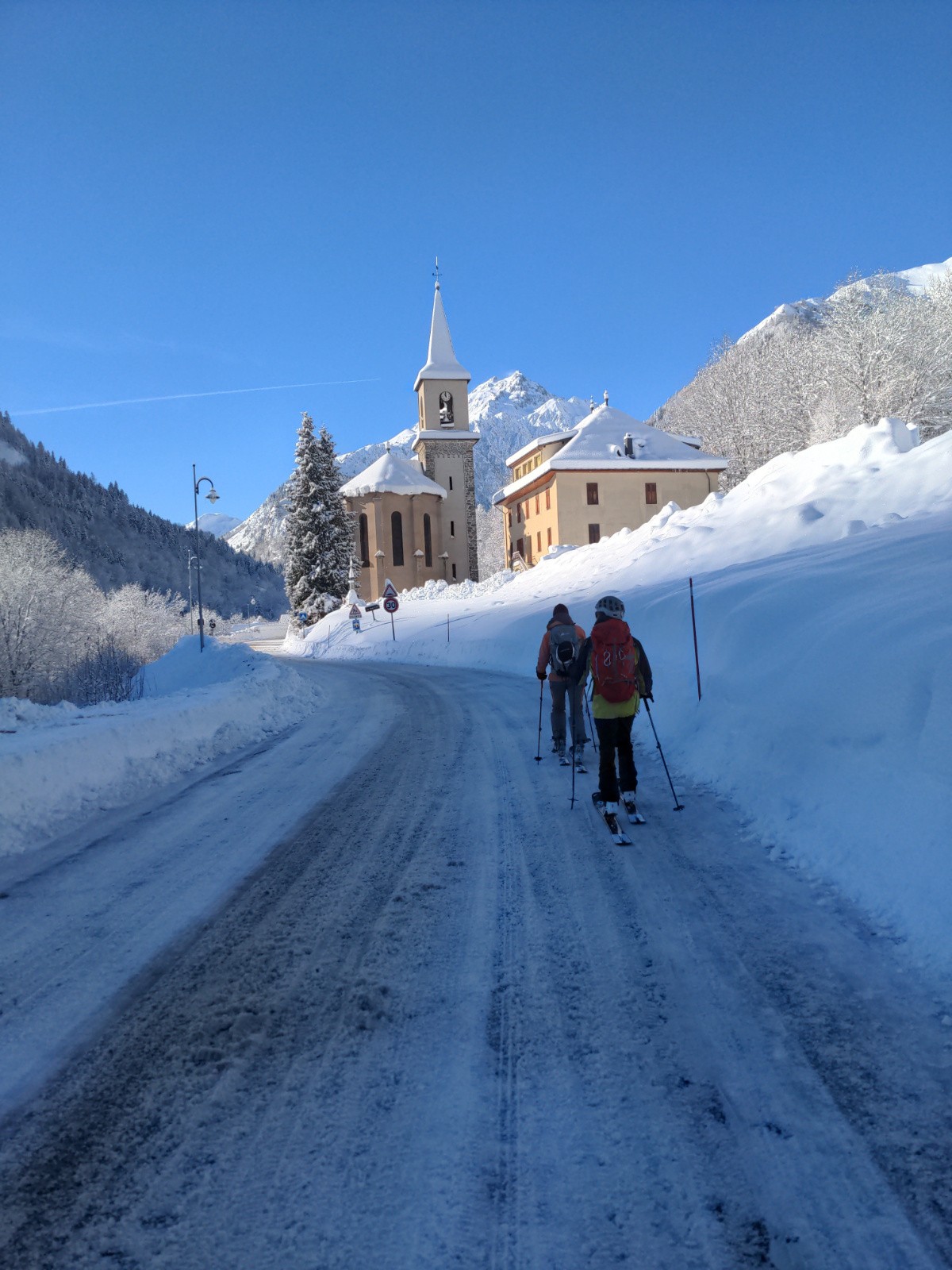 #2 Traversée du village, skis aux pieds le matin. Au retour, la route est devenue noire. Traversée du village, skis aux pieds le matin. Au retour, la route est devenue noire.