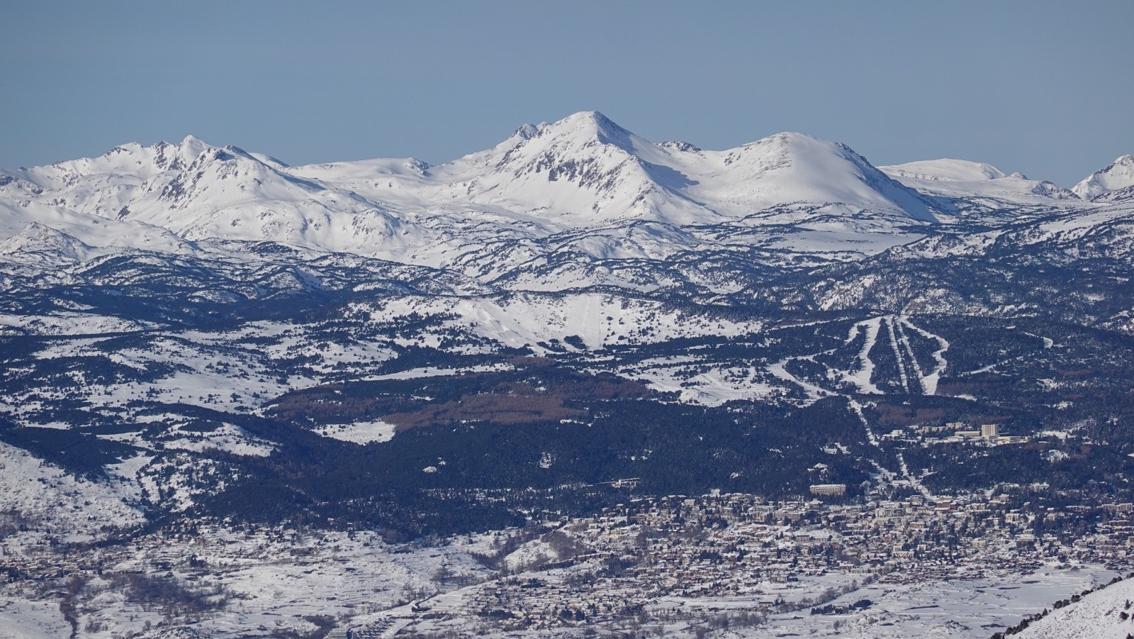 Panorama au téléobjectif sur les Pics Péric, Font-Romeu et les pistes de Font-Romeu et Superbolquère