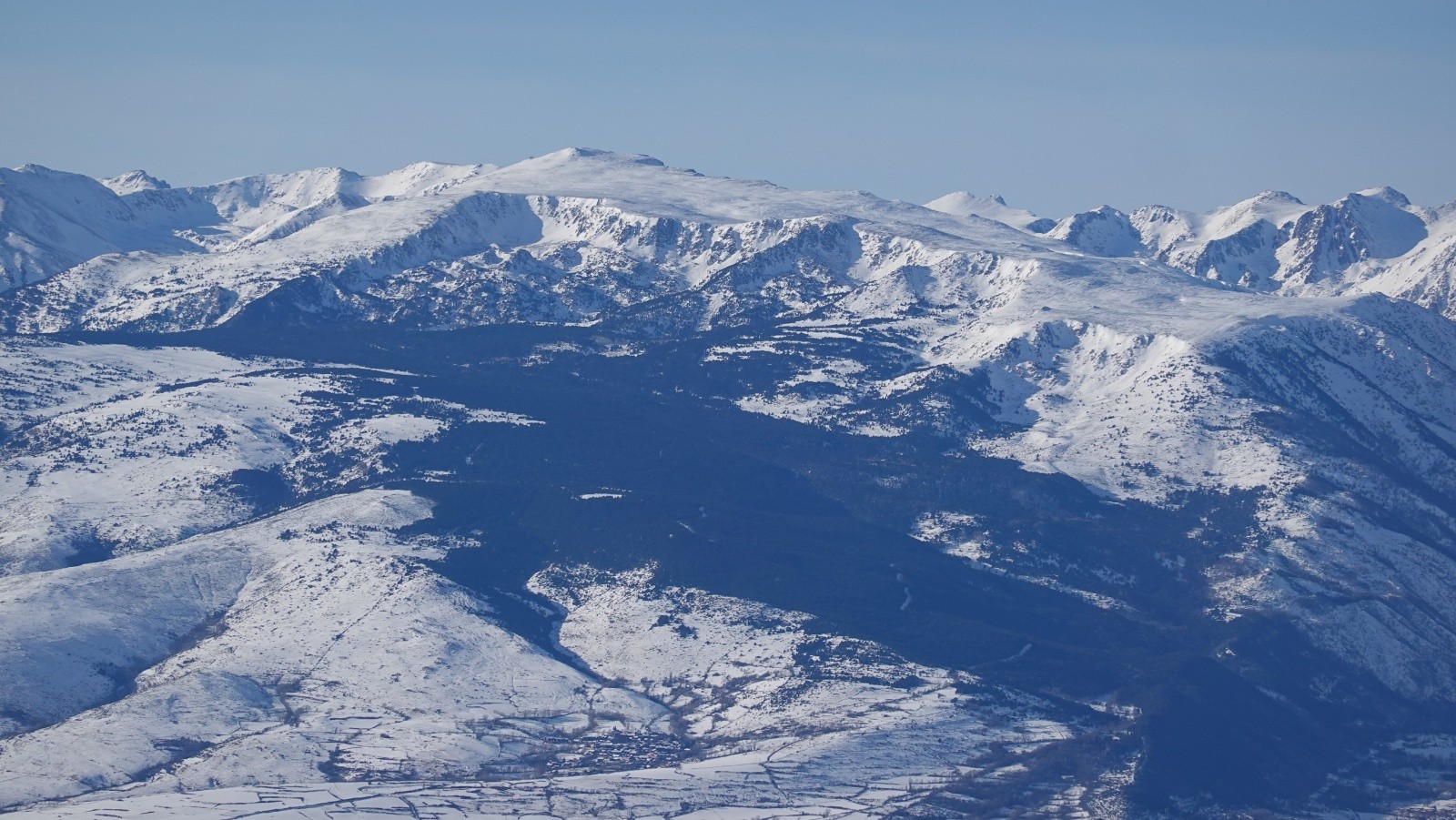 Panorama au téléobjectif sur le Puig Pedros ou de Campcardos (2914m) second sommet (frontalier) des Pyrénées Catalanes Françaises