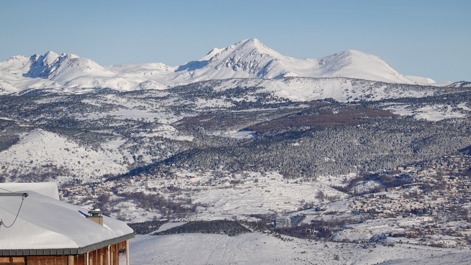 Les Pics Pérics pris au téléobjectif avec le four solaire d'Odeillo