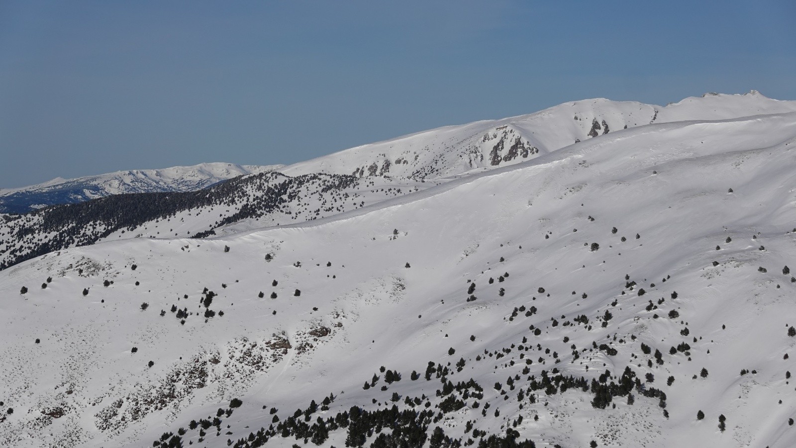 Panorama au téléobjectif sur le Madres à gauche et le Cambra d'Ase
