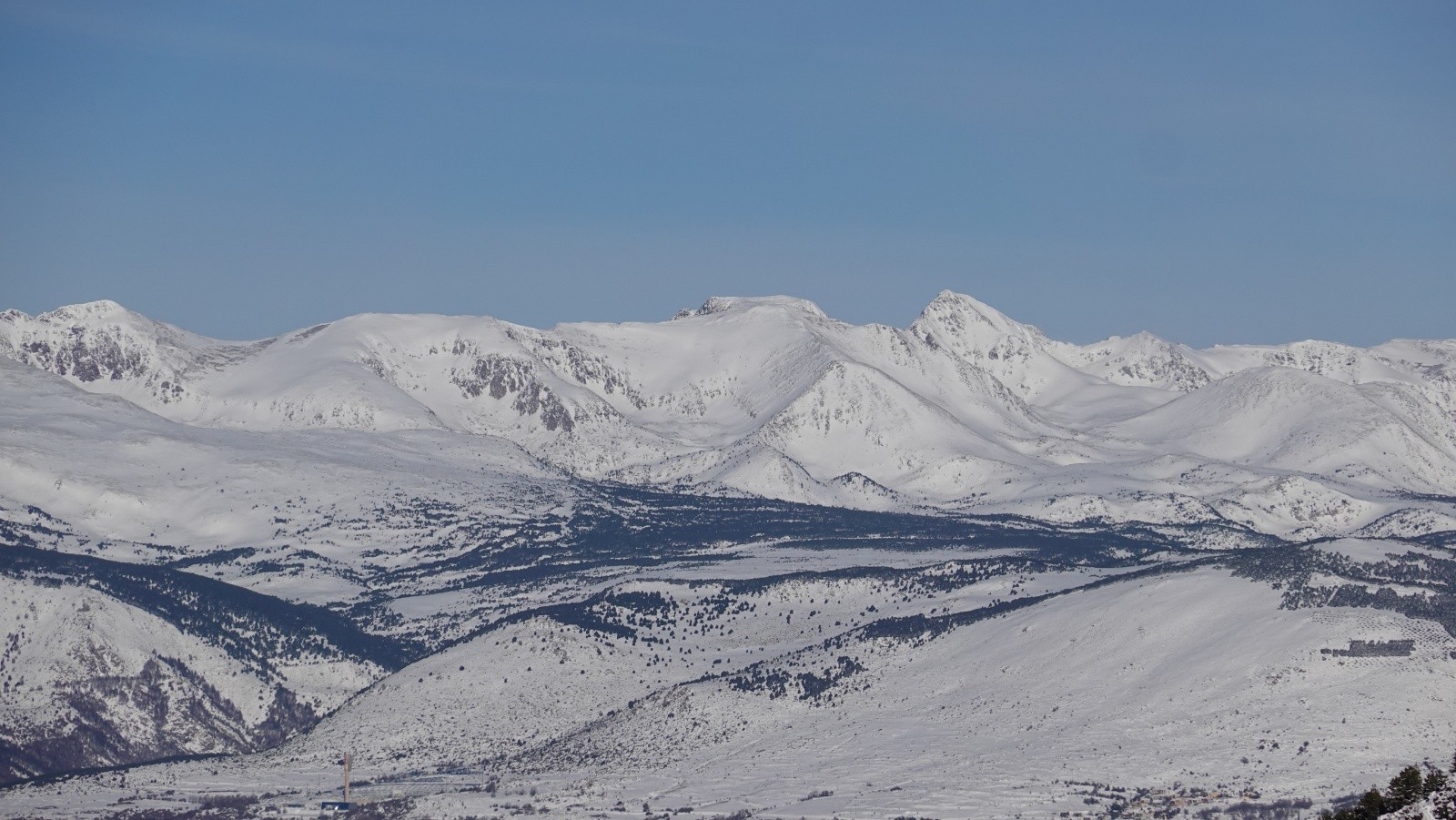 Le Puig Carlit (2921m) le point culminant des Pyrénées Catalanes françaises pris au téléobjectif