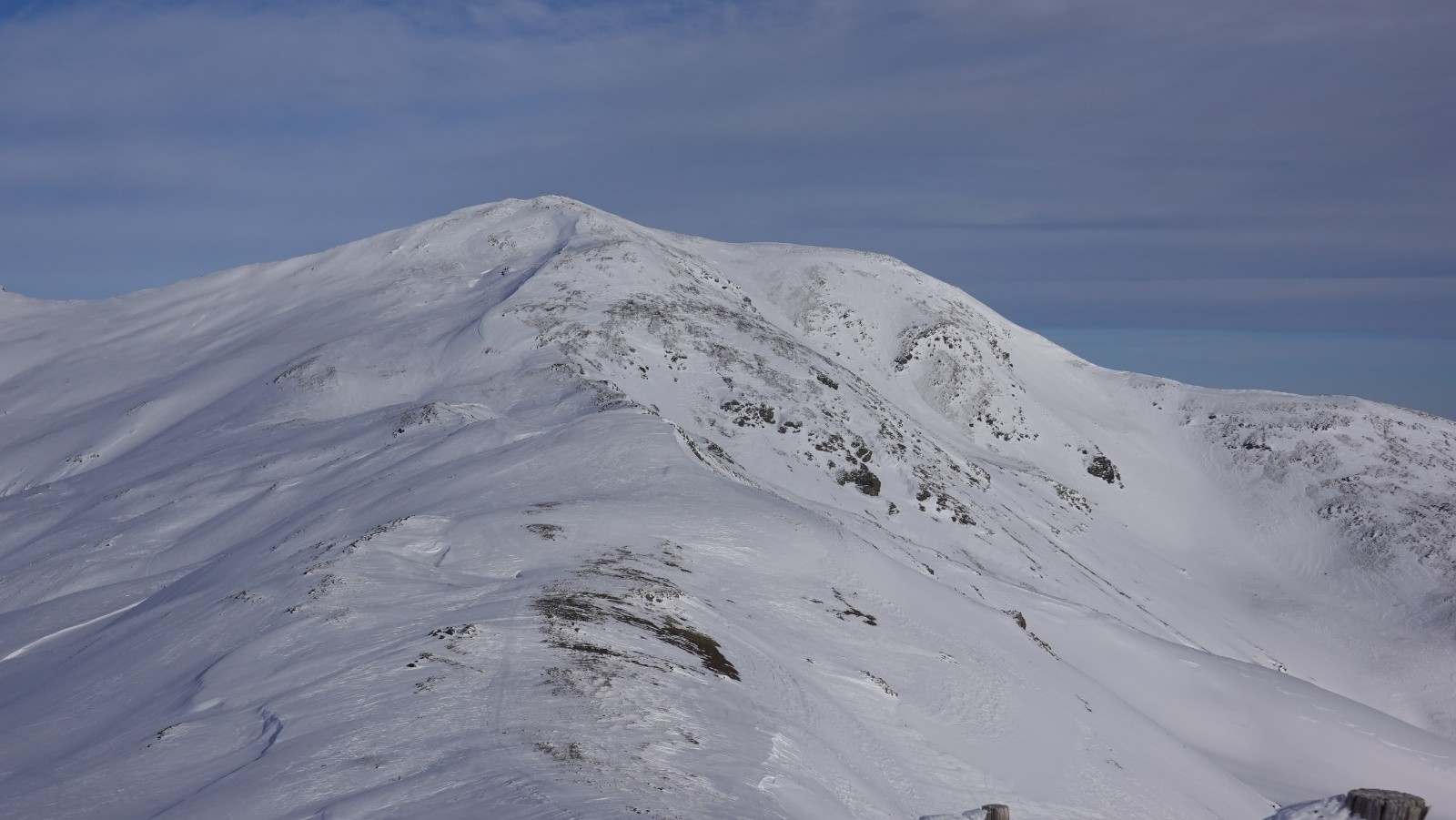 Le Puigmal d'Err, troisième sommet des Pyrénées Catalanes françaises : le vent a bien décapé les crètes