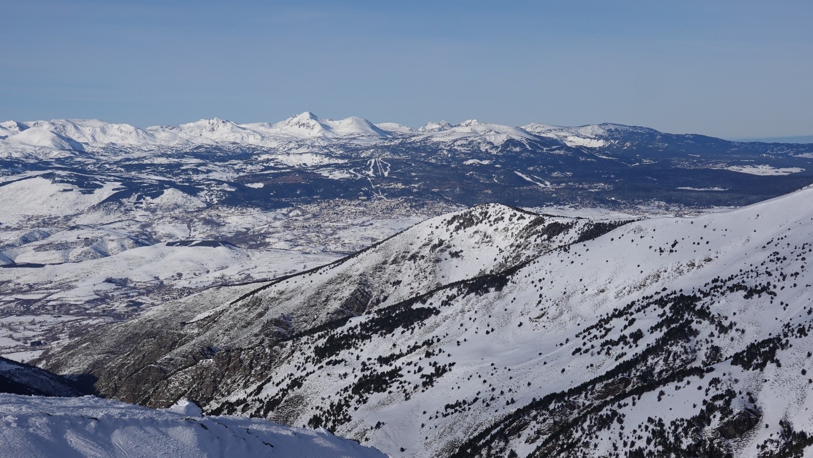 Panorama sur la Cerdanya et le Capcir très bien enneigés