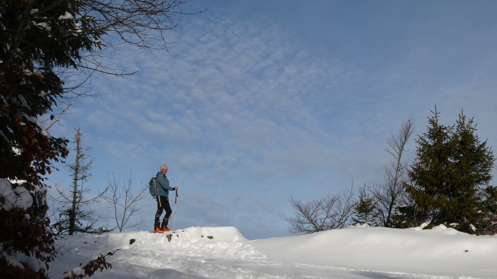 Au Belvédère de None, sous un ciel moutonné
