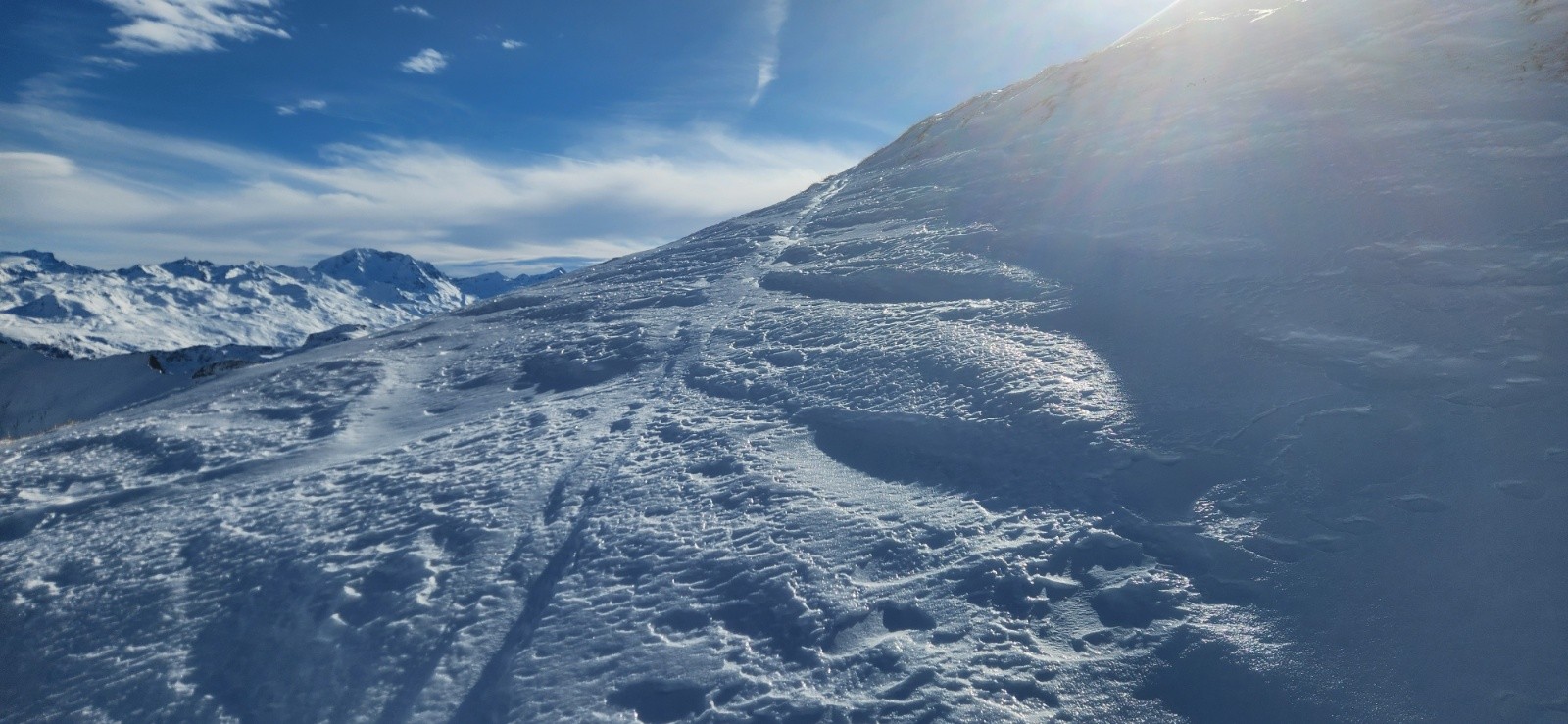 La glace et les anciennes traces ressortent sur les croupes