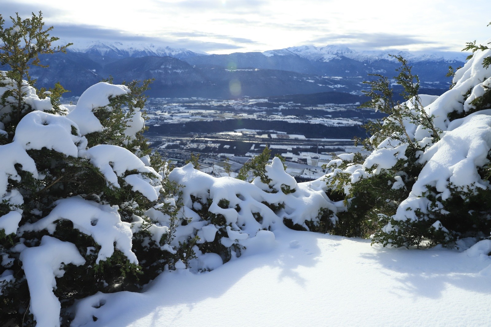 &nbsp;Vue sur la Combe de Savoie encore bien enneigée