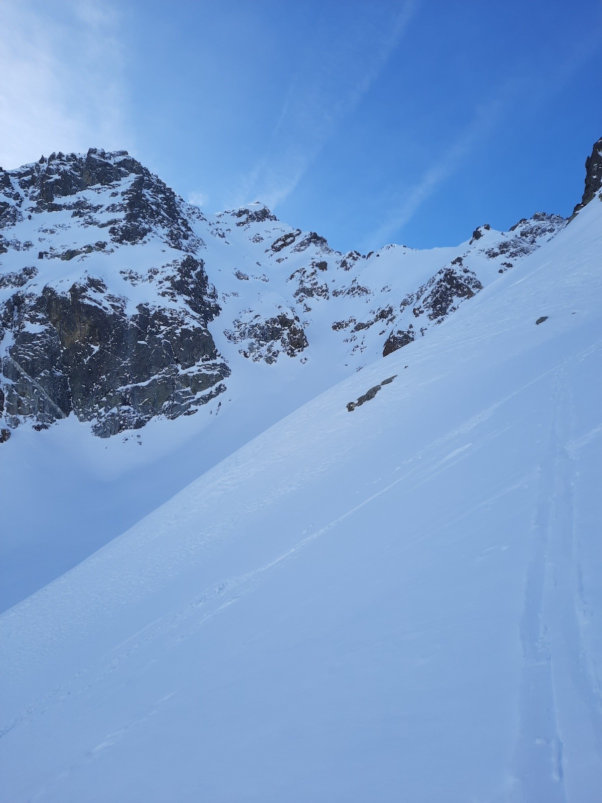 Couloir nord du Charmet de l'Aiguille, (ça soufflait fort sur la crête et il me semble qu'une plaque est descendue du milieu)