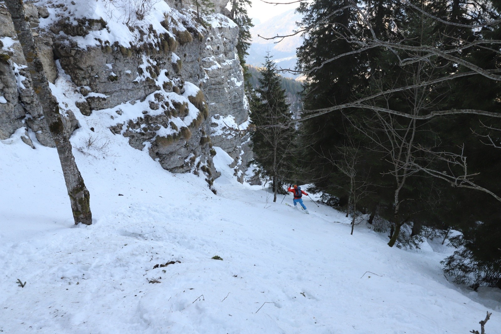 Descente le long de la falaise sur la partie haute de l'itinéraire des Giclards