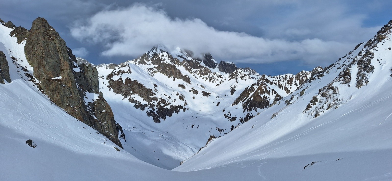 &nbsp;Col de la Lavoire au fond à droite