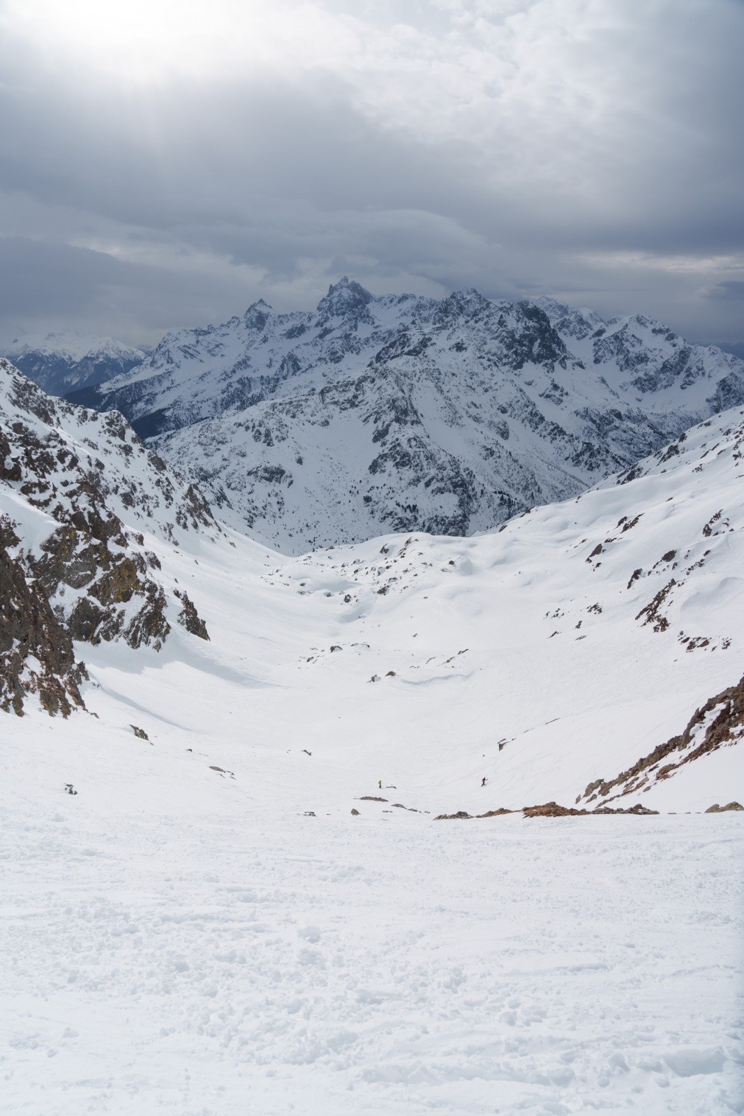 &nbsp;Ciao les peaux, place à la descente ! Ce couloir était correct, plus que les pentes en rive droite