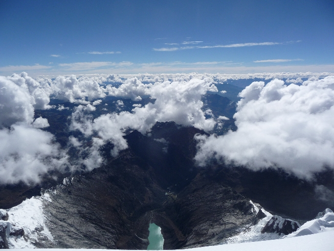 vue du sommet : vallée inconnue, dessus le plafon nuageux