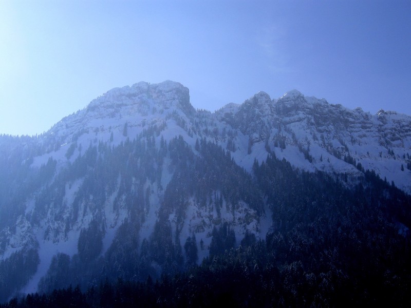 Suet : La face vue des chalets du Lortier :le couloir est évident au centre de la photo : tellement évident que ce matin en passant sur la route on a laissé tomber l'objectif de départ