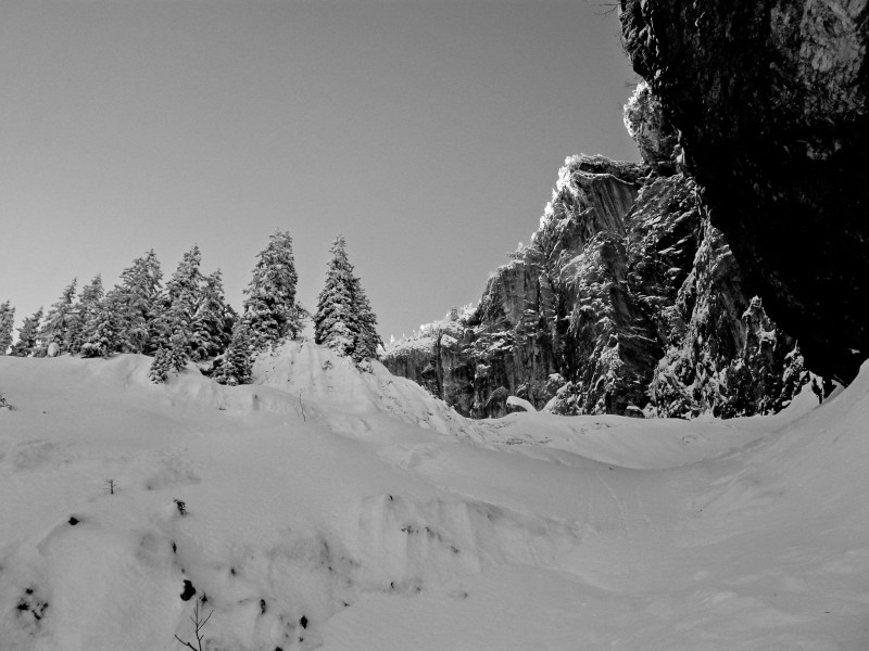Suet : Partie supérieure : l'itinéraire longe la paroi à droite