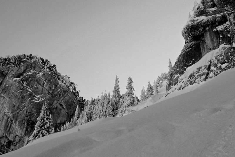 Suet : La traversée du haut qui permet de rejoindre le dernier couloir qui part à droite des sapins