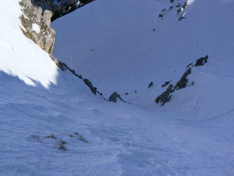 sous le sommet : les cailloux sont pas loin sous la neige par endroits