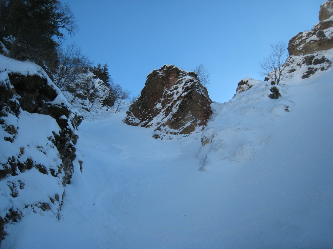 Goulet : permettant d'éviter la petite cascade (cachée à droite du rocher)