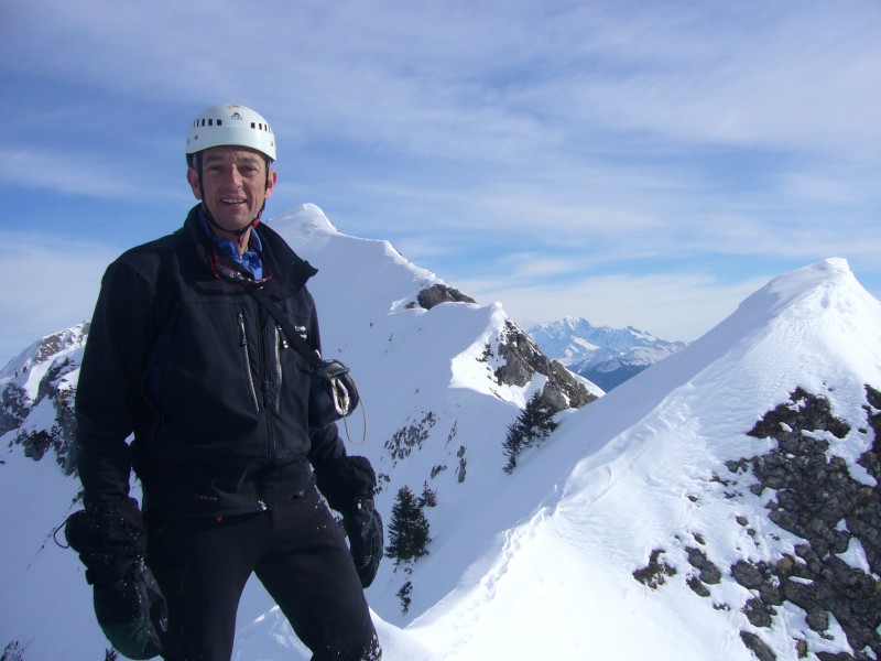 Crête du Lachat : Marc Antoine au sommet, derrière, la pointe des Arlicots et au loin le mont Blanc.
