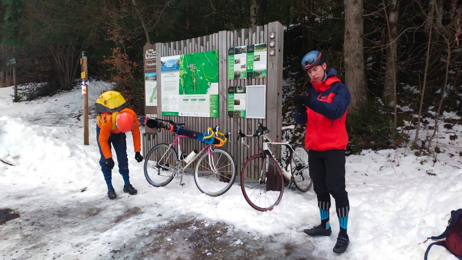 #22 Les chaussettes sur le pantalon pour pas accrocher celui ci Les chaussettes sur le pantalon pour pas accrocher celui ci
