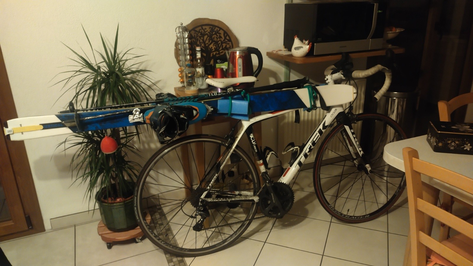 #1 La veille tout est prêt dans la salle à manger La veille tout est prêt dans la salle à manger