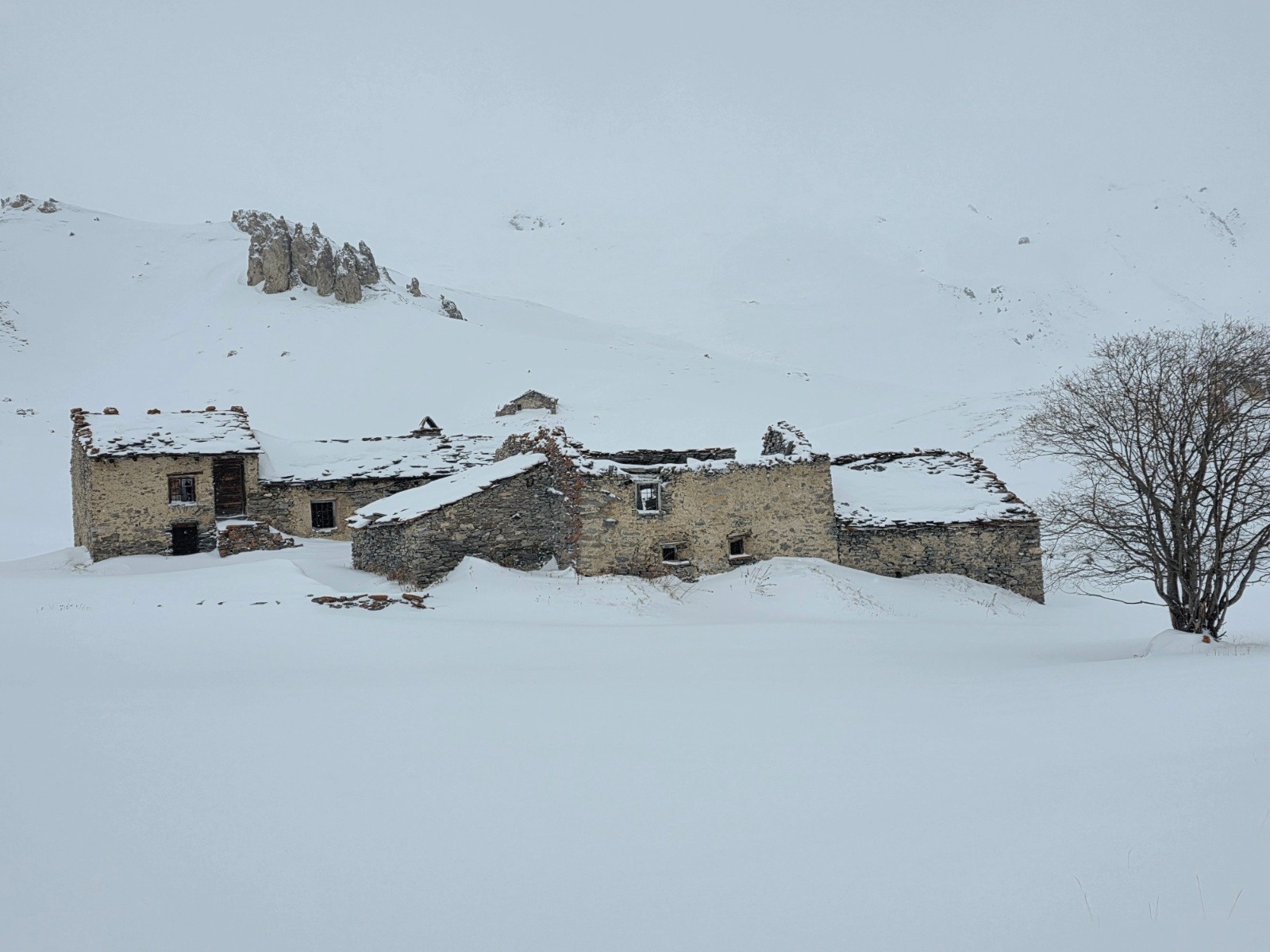 &nbsp;Hameau abandonné dans la descente