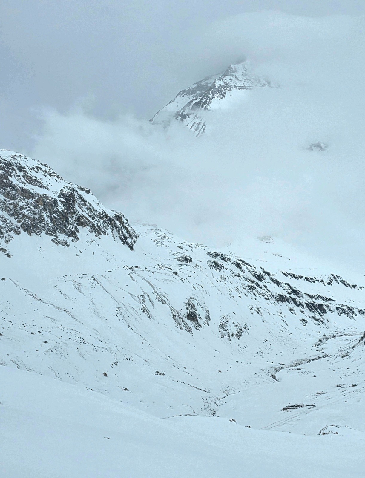 &nbsp;Pentes dangereuses vers la Rechasse et le col la Vanoise. On renoncera. Au fond les contrefort de la Grande Casse.