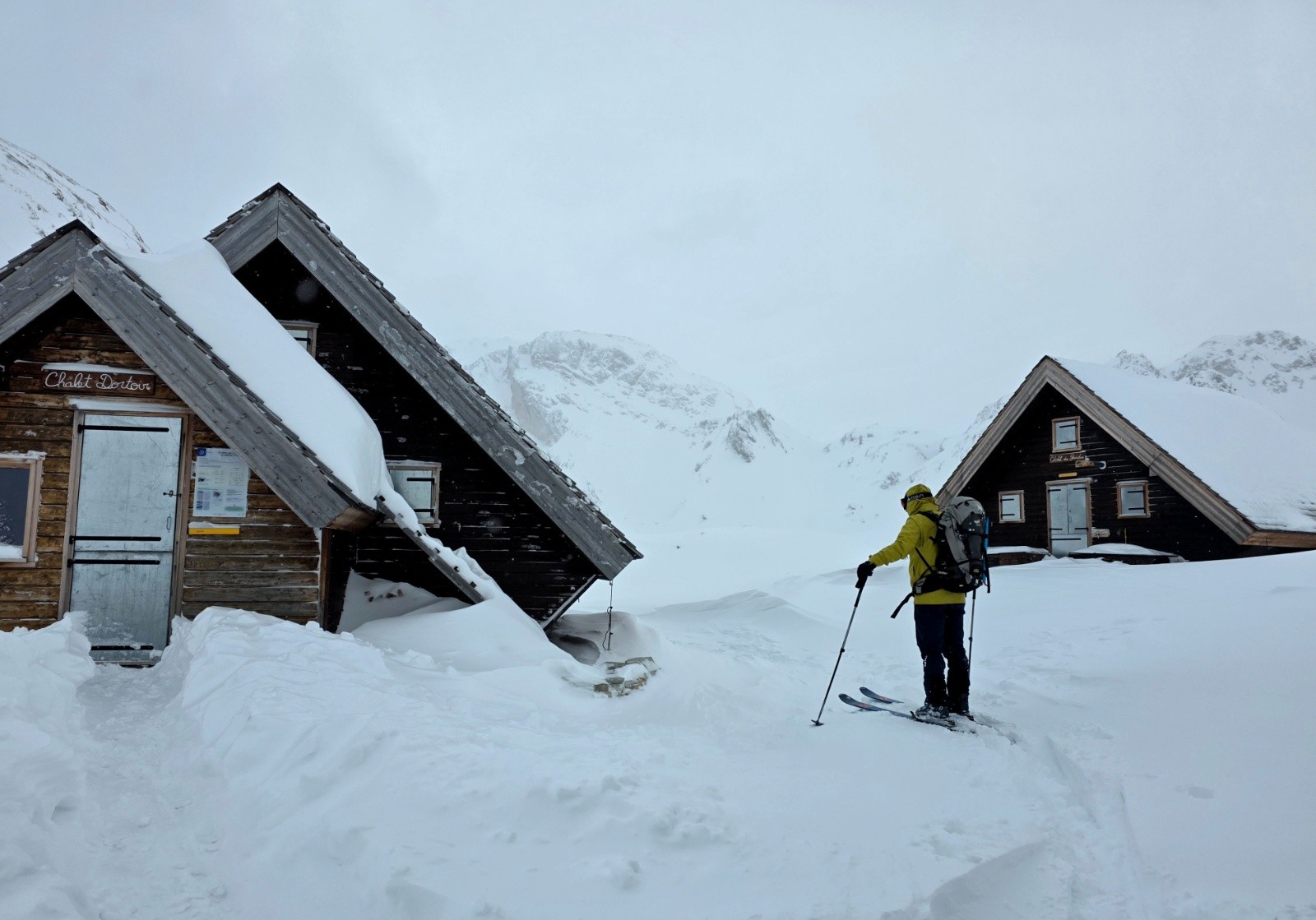 Départ du refuge au matin. Il neige encore