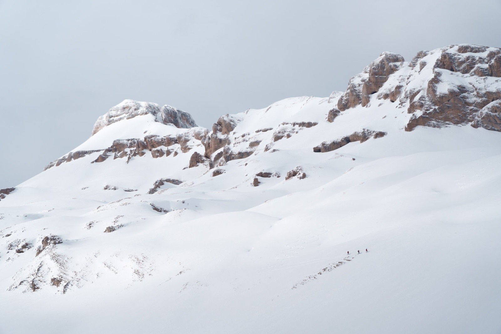 #14 Au lieu de descendre à droite comme nous (orientation gauche/droite à comprendre depuis le sommet), on pouvait aussi rester vers la gauche (comme eux) pour plus profiter des pentes Au lieu de descendre à droite comme nous (orientation gauche/droite à comprendre depuis le sommet), on pouvait aussi rester vers la gauche (comme eux) pour plus profiter des pentes
