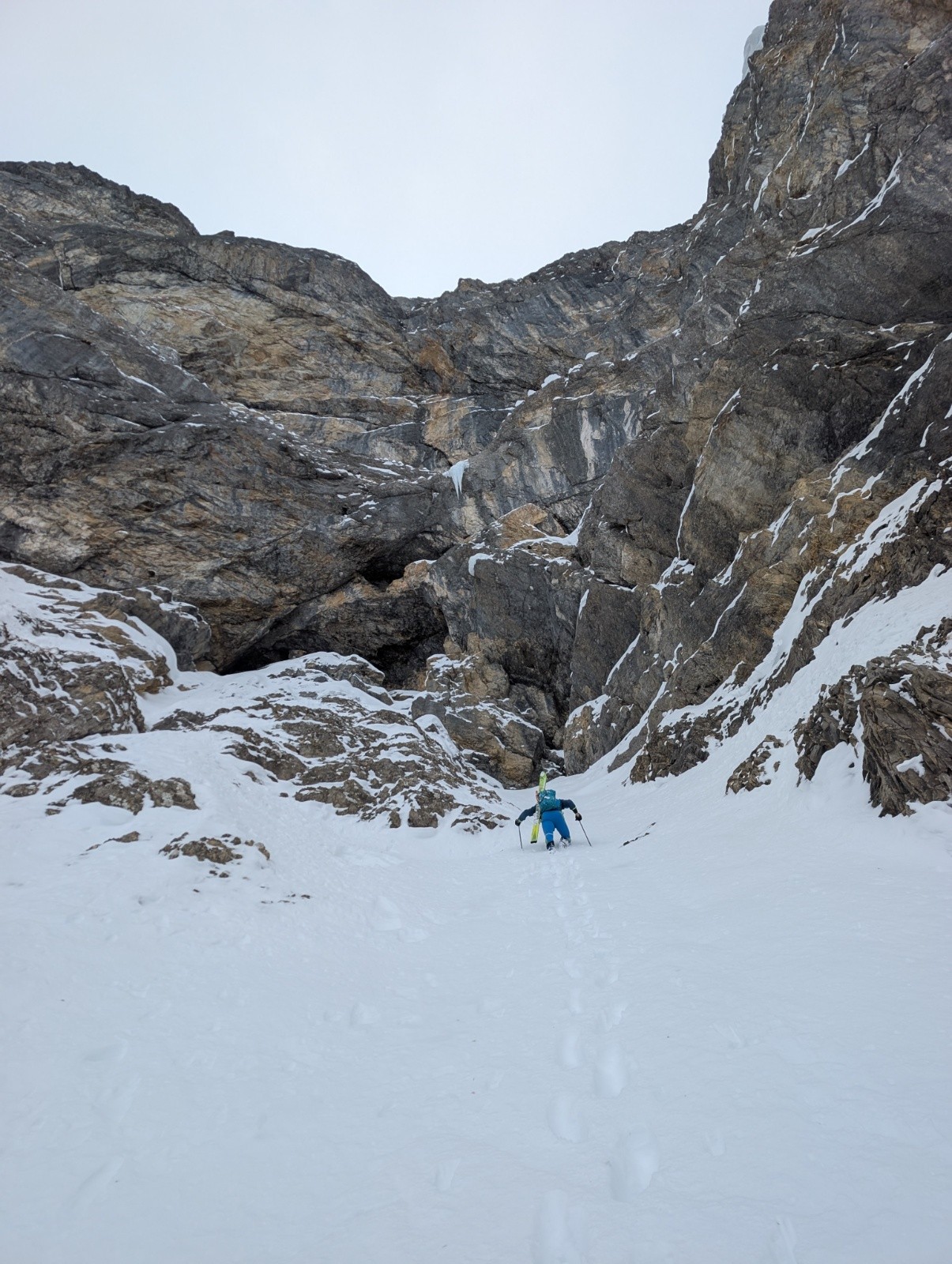 Vers le haut du couloir sous la pointe de la Carmélite