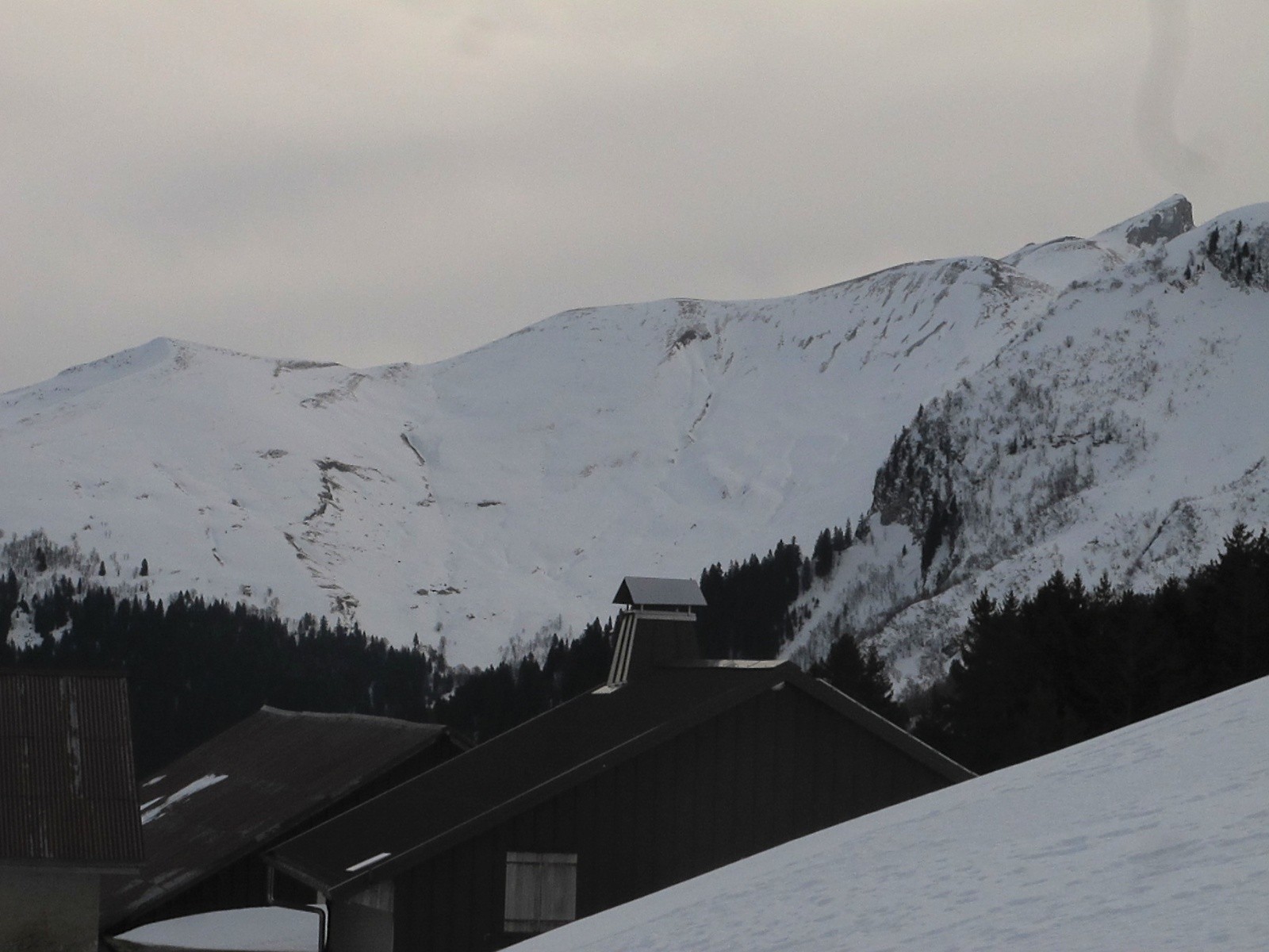 #1 Vue sur la descente vers les chalets de M2ry (fait la veille) Vue sur la descente vers les chalets de M2ry (fait la veille)