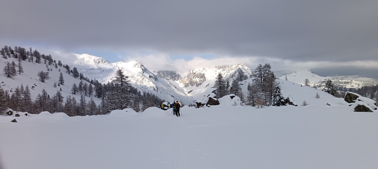 #12 Dernière descente avant de plonger dans la forêt sur Névache Dernière descente avant de plonger dans la forêt sur Névache