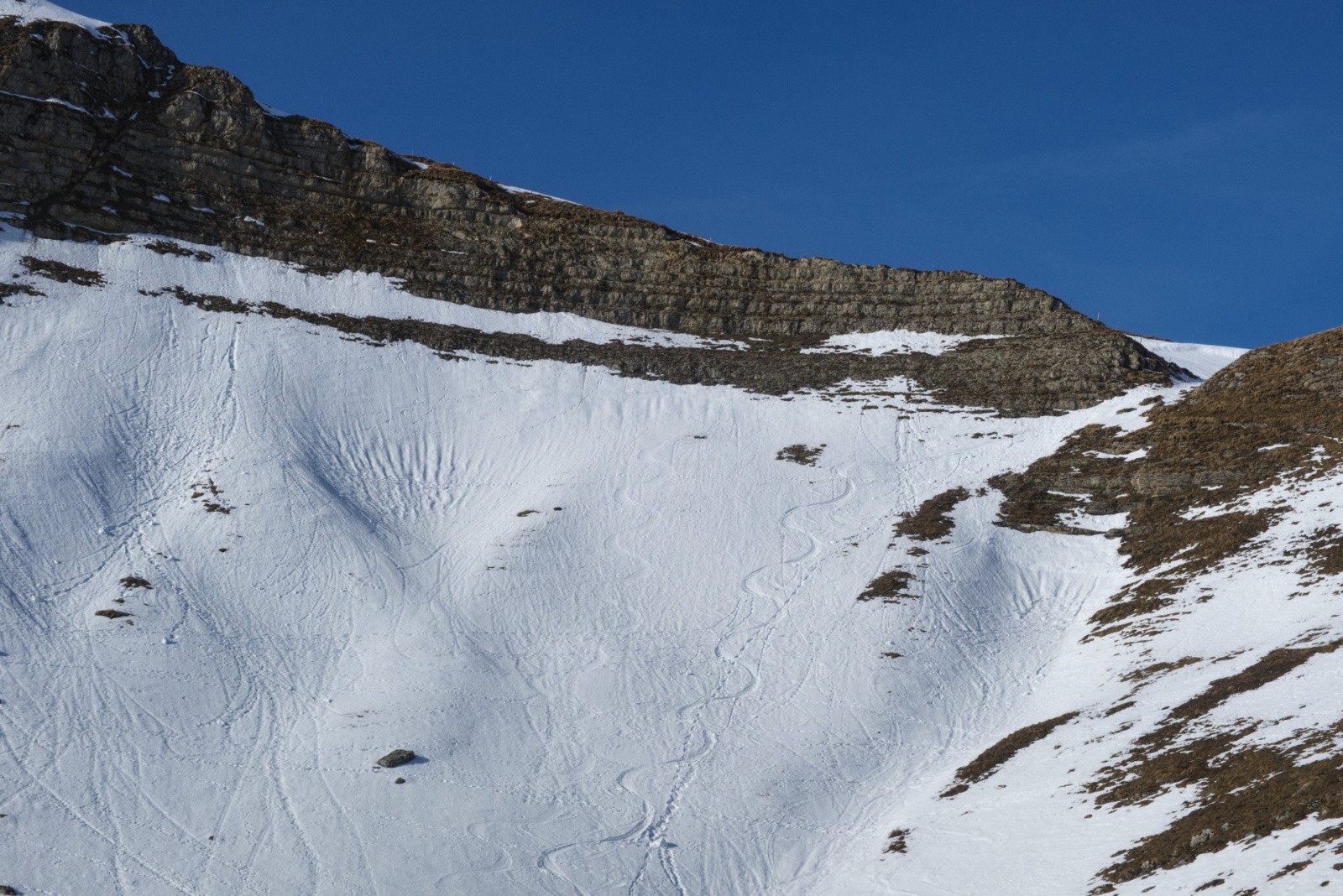 Le cirque... la trace de droite vendredi en neige très molle, aujourd'hui plus ferme à gauche