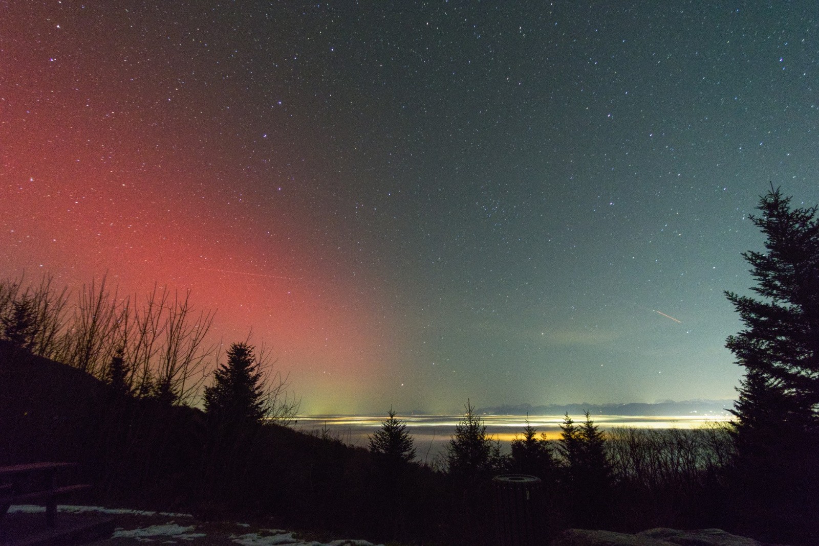 Les lumières de la ville sous les nuages&nbsp;