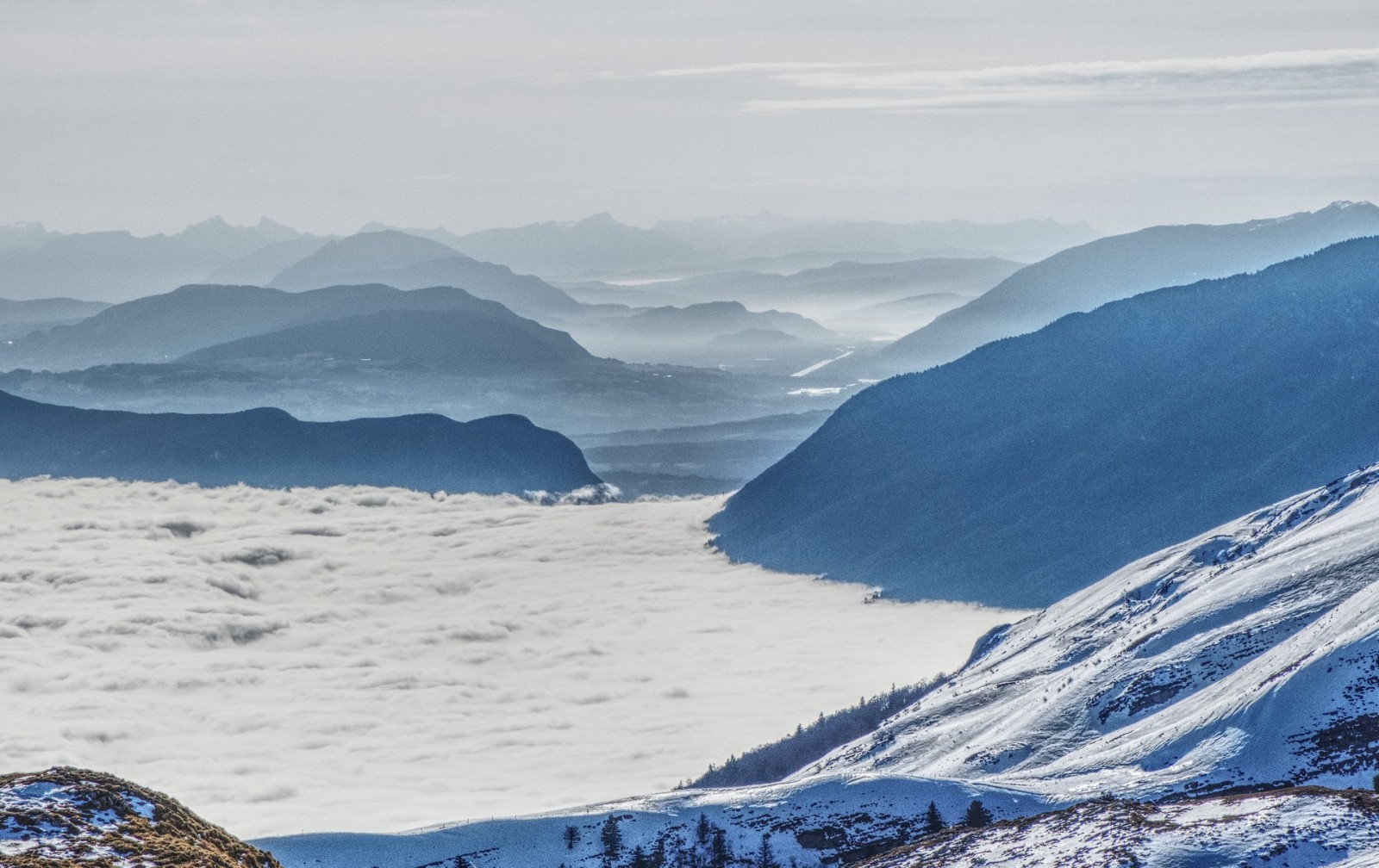 Fort l'Ecluse garde le brouillard. Au fond, Chartreuse et Vercors.&nbsp;