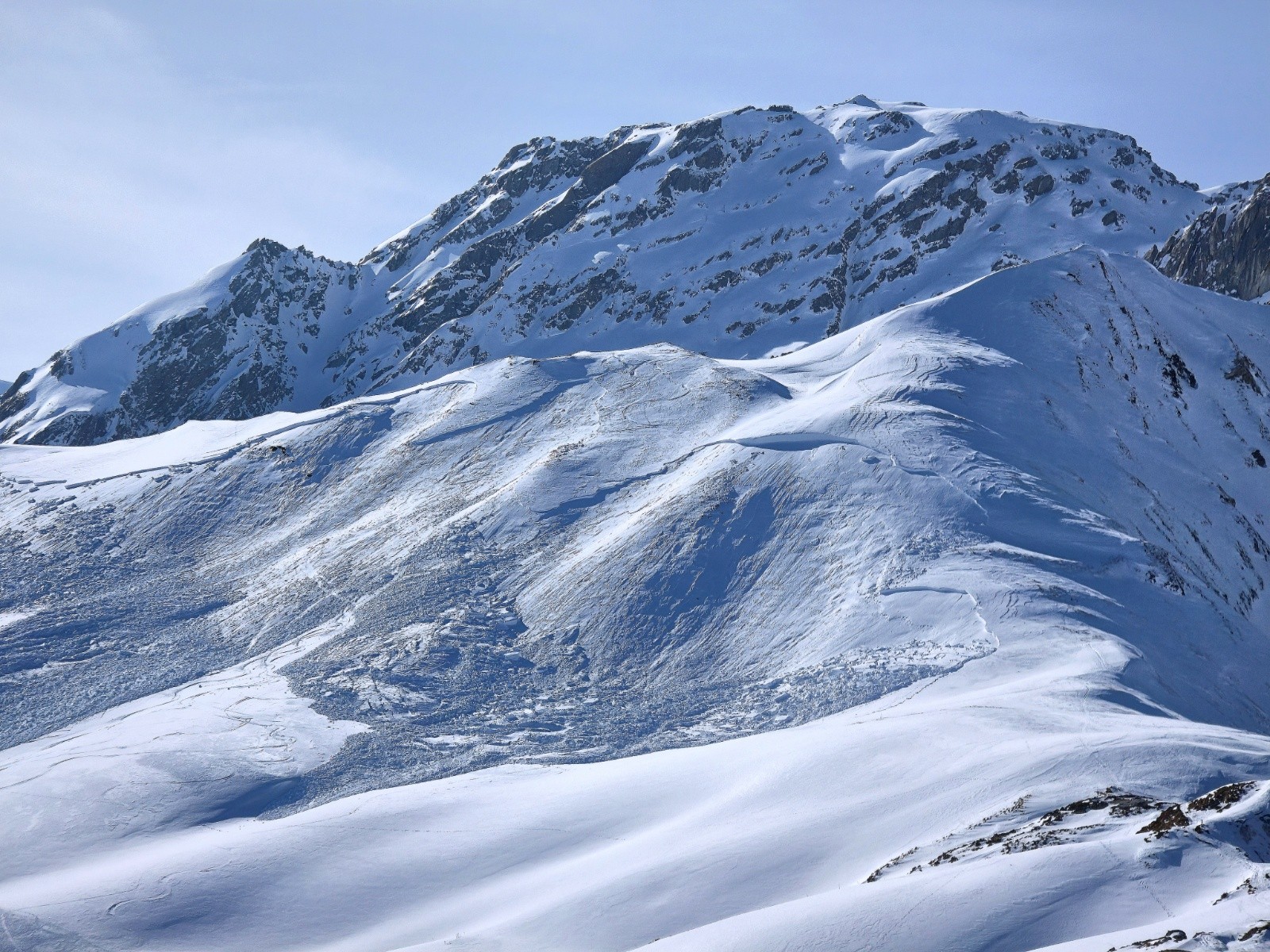 Nous découvrons les énormes avalanches de plaques de la face nord-est et décidons de nous en tenir là.&nbsp;