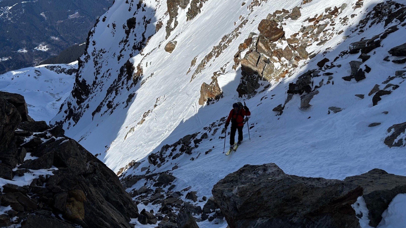 Arrivée au Col d'Arguille, en zizgagant entre les rochers déneigés!