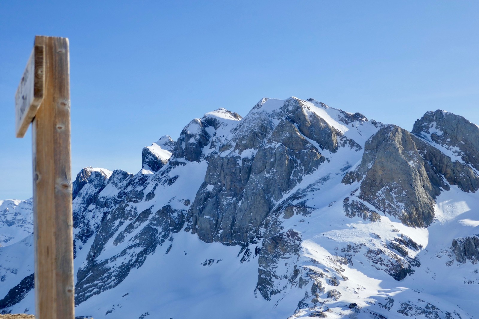 #8 Les Dents Blanches avec trois skieurs Les Dents Blanches avec trois skieurs