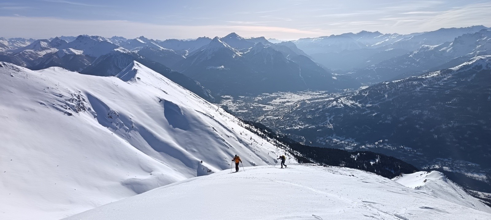 Bige et Mats arrivent au sommet, vue vers le S.&nbsp;