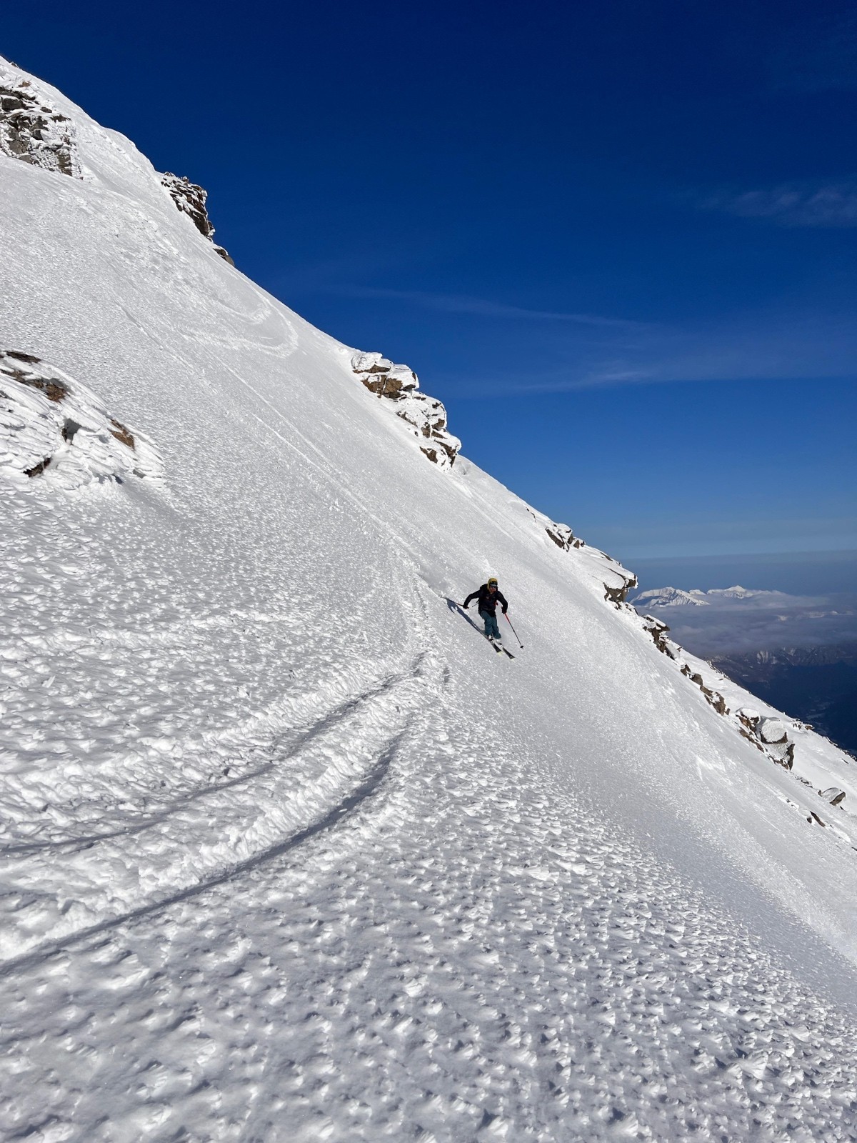 Skie depuis le sommet