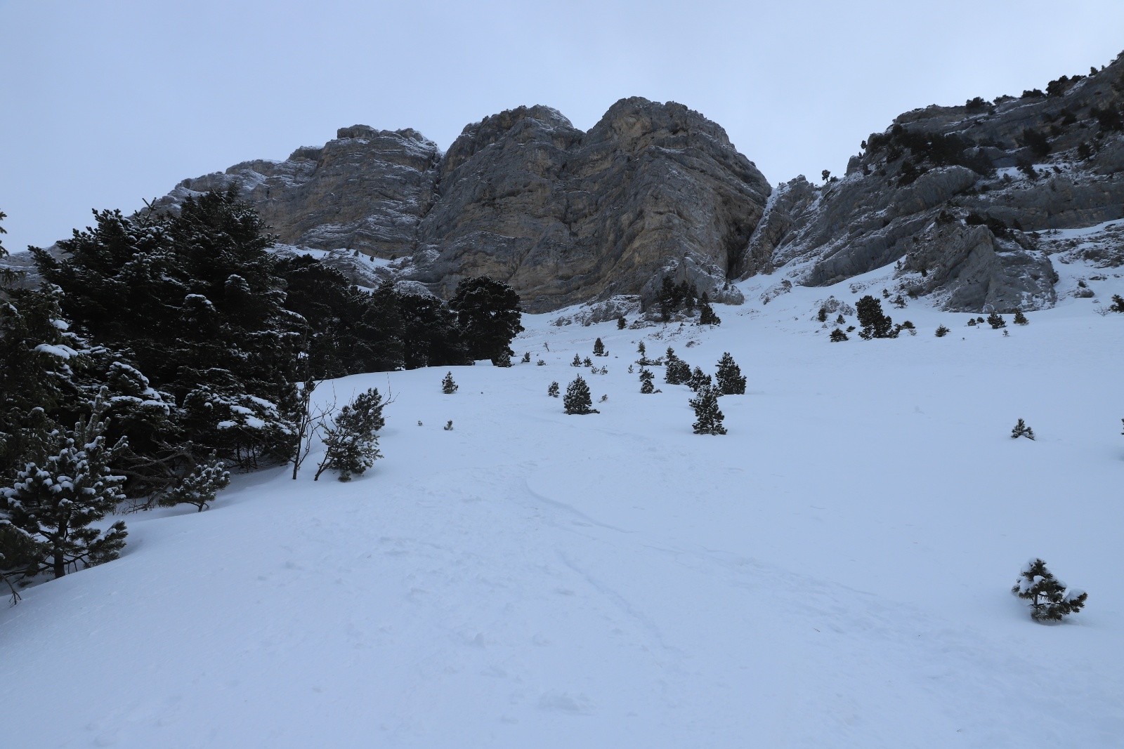 Bonne neige, on voit la niche en haut :)