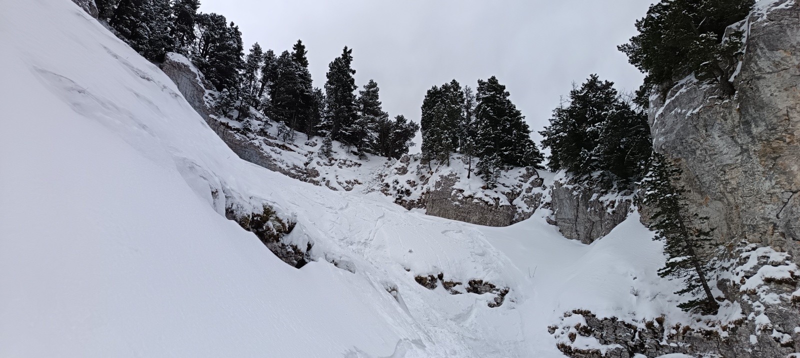 Cirque avec la corde à nœuds tjs en place, bcp de traces&nbsp;