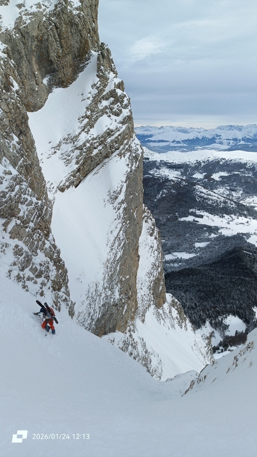 Mais ça ne sort pas (barre rocheuse d'une centaine de mètre dessous :().&nbsp; 
