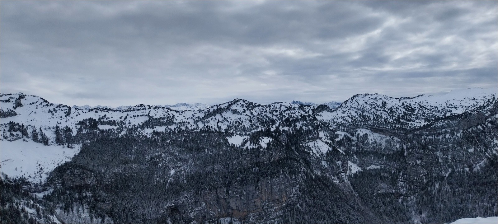 #6 Un fond d Un fond d'étendard et de grand pic de Belledonne