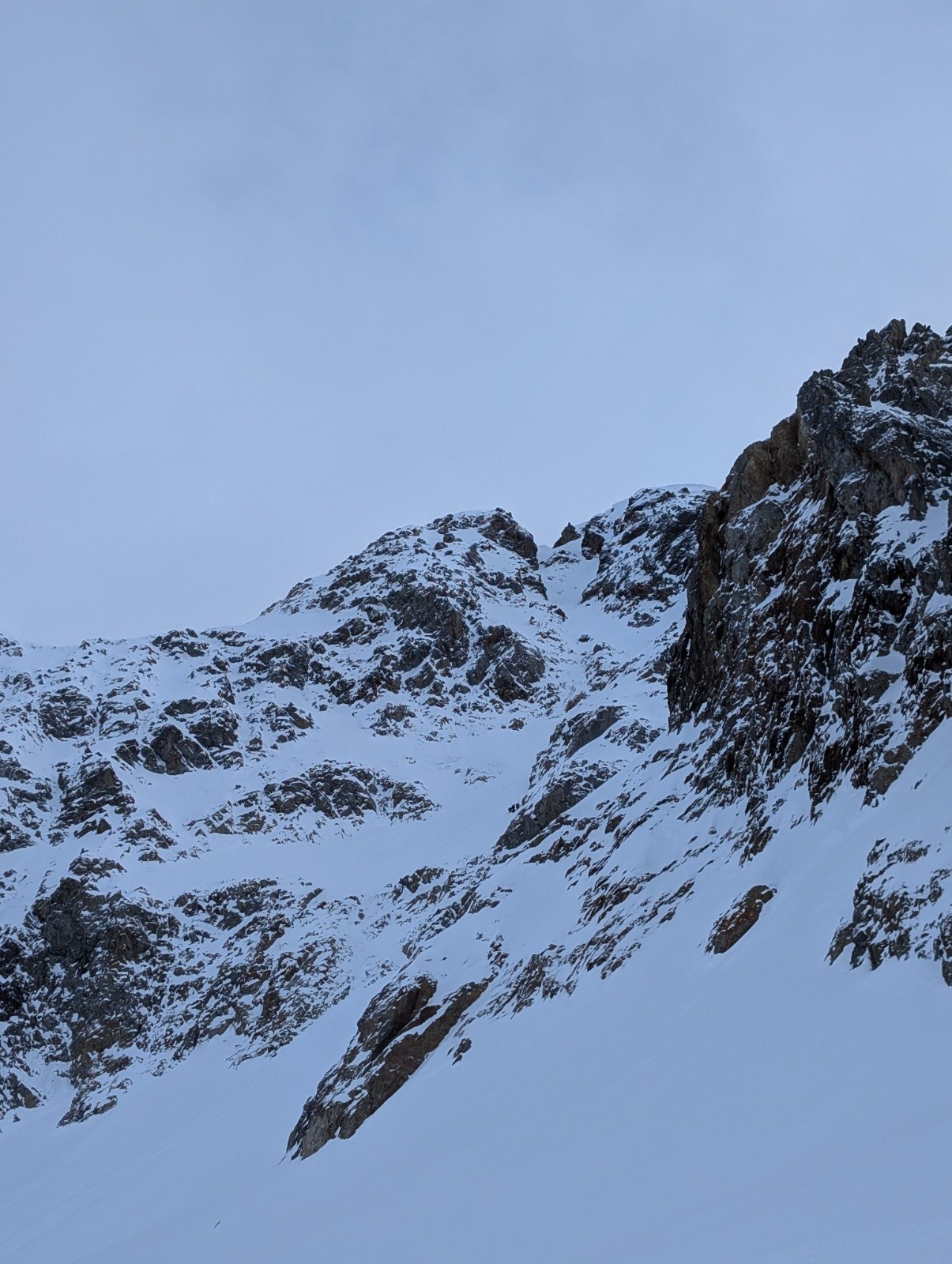 #9 Vue de profil, sortie classique du couloir N de tête Plate (on ne voit pas la belle pente rive gauche que j Vue de profil, sortie classique du couloir N de tête Plate (on ne voit pas la belle pente rive gauche que j'ai emprunté)